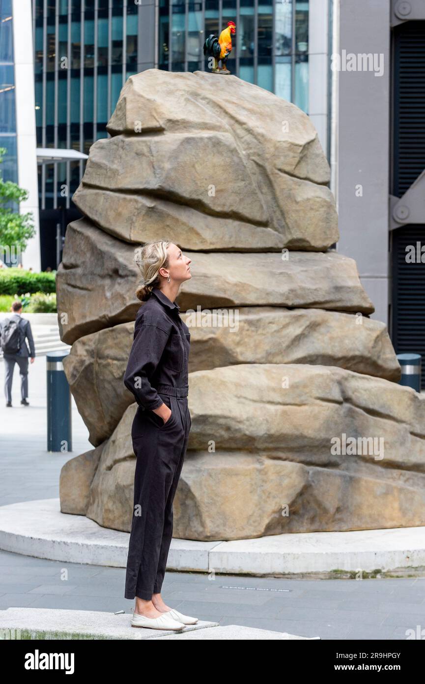 Londres, Royaume-Uni. 27 juin 2023. « Pittu Pittu Pithu Pitoo », 2022, de Simeon Barclay, est dévoilé lors du lancement de l’édition 12th de Sculpture in the City, une exposition annuelle gratuite d’œuvres d’art publiques contemporaines sur le Square Mile. 18 œuvres d'art placées à côté de sites célèbres tels que le Gherkin et le Cheesegrater ainsi que de nouveaux espaces historiques avec la région peuvent être vues pendant les 12 prochains mois. Credit: Stephen Chung / Alamy Live News Banque D'Images