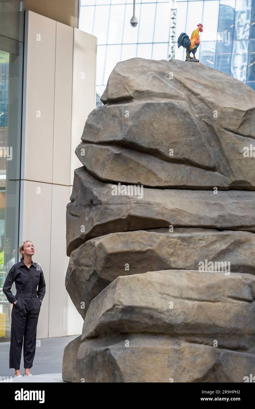 Londres, Royaume-Uni. 27 juin 2023. « Pittu Pittu Pithu Pitoo », 2022, de Simeon Barclay, est dévoilé lors du lancement de l’édition 12th de Sculpture in the City, une exposition annuelle gratuite d’œuvres d’art publiques contemporaines sur le Square Mile. 18 œuvres d'art placées à côté de sites célèbres tels que le Gherkin et le Cheesegrater ainsi que de nouveaux espaces historiques avec la région peuvent être vues pendant les 12 prochains mois. Credit: Stephen Chung / Alamy Live News Banque D'Images