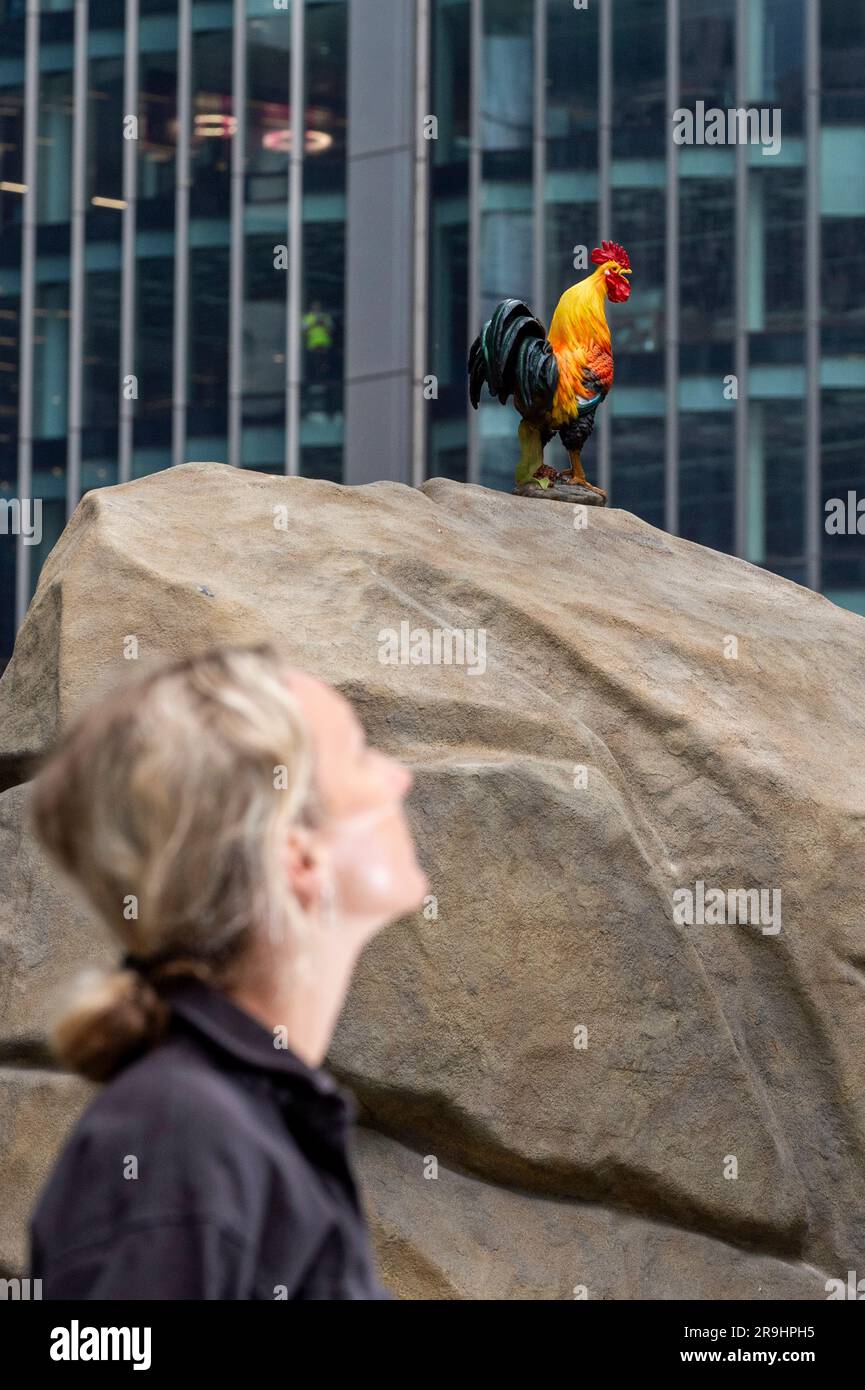 Londres, Royaume-Uni. 27 juin 2023. « Pittu Pittu Pithu Pitoo », 2022, de Simeon Barclay, est dévoilé lors du lancement de l’édition 12th de Sculpture in the City, une exposition annuelle gratuite d’œuvres d’art publiques contemporaines sur le Square Mile. 18 œuvres d'art placées à côté de sites célèbres tels que le Gherkin et le Cheesegrater ainsi que de nouveaux espaces historiques avec la région peuvent être vues pendant les 12 prochains mois. Credit: Stephen Chung / Alamy Live News Banque D'Images