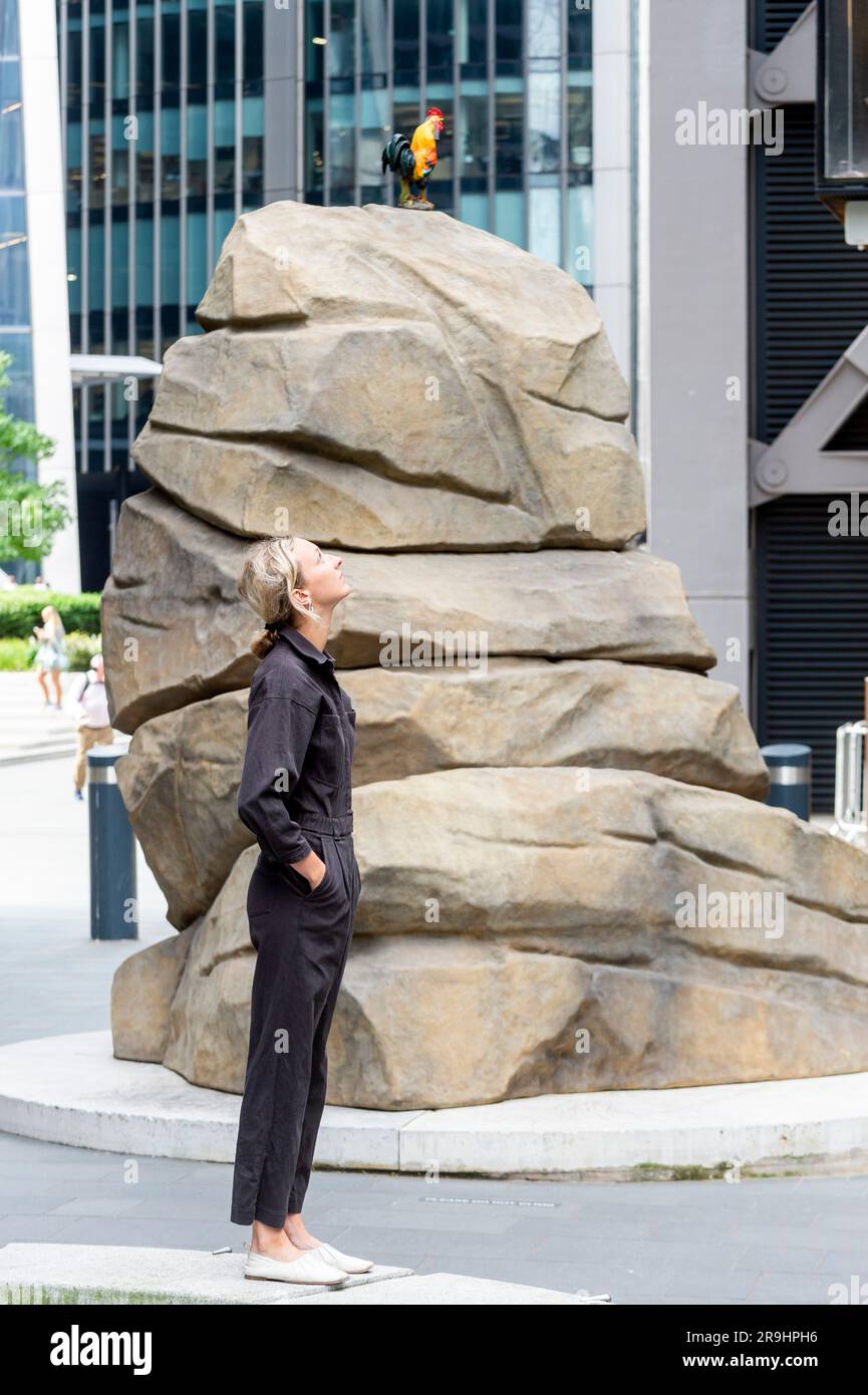 Londres, Royaume-Uni. 27 juin 2023. « Pittu Pittu Pithu Pitoo », 2022, de Simeon Barclay, est dévoilé lors du lancement de l’édition 12th de Sculpture in the City, une exposition annuelle gratuite d’œuvres d’art publiques contemporaines sur le Square Mile. 18 œuvres d'art placées à côté de sites célèbres tels que le Gherkin et le Cheesegrater ainsi que de nouveaux espaces historiques avec la région peuvent être vues pendant les 12 prochains mois. Credit: Stephen Chung / Alamy Live News Banque D'Images