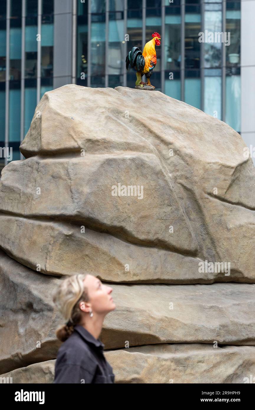 Londres, Royaume-Uni. 27 juin 2023. « Pittu Pittu Pithu Pitoo », 2022, de Simeon Barclay, est dévoilé lors du lancement de l’édition 12th de Sculpture in the City, une exposition annuelle gratuite d’œuvres d’art publiques contemporaines sur le Square Mile. 18 œuvres d'art placées à côté de sites célèbres tels que le Gherkin et le Cheesegrater ainsi que de nouveaux espaces historiques avec la région peuvent être vues pendant les 12 prochains mois. Credit: Stephen Chung / Alamy Live News Banque D'Images