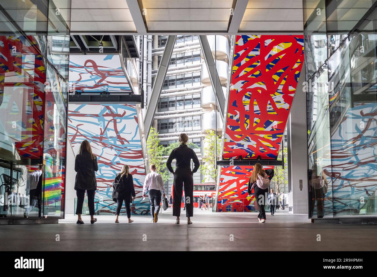 Londres, Royaume-Uni. 27 juin 2023. «Untitled», 2022, par Arturo Herrera est dévoilé lors du lancement de l'édition 12th de Sculpture in the City, une exposition annuelle gratuite en plein air d'œuvres d'art publiques contemporaines dans le Square Mile. 18 œuvres d'art placées à côté de sites célèbres tels que le Gherkin et le Cheesegrater ainsi que de nouveaux espaces historiques avec la région peuvent être vues pendant les 12 prochains mois. Credit: Stephen Chung / Alamy Live News Banque D'Images