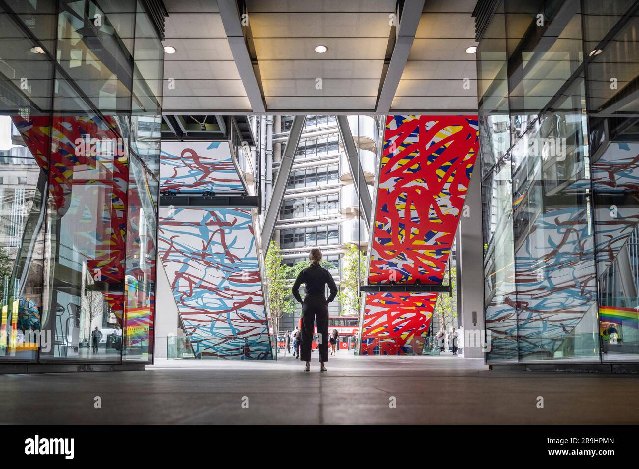 Londres, Royaume-Uni. 27 juin 2023. «Untitled», 2022, par Arturo Herrera est dévoilé lors du lancement de l'édition 12th de Sculpture in the City, une exposition annuelle gratuite en plein air d'œuvres d'art publiques contemporaines dans le Square Mile. 18 œuvres d'art placées à côté de sites célèbres tels que le Gherkin et le Cheesegrater ainsi que de nouveaux espaces historiques avec la région peuvent être vues pendant les 12 prochains mois. Credit: Stephen Chung / Alamy Live News Banque D'Images