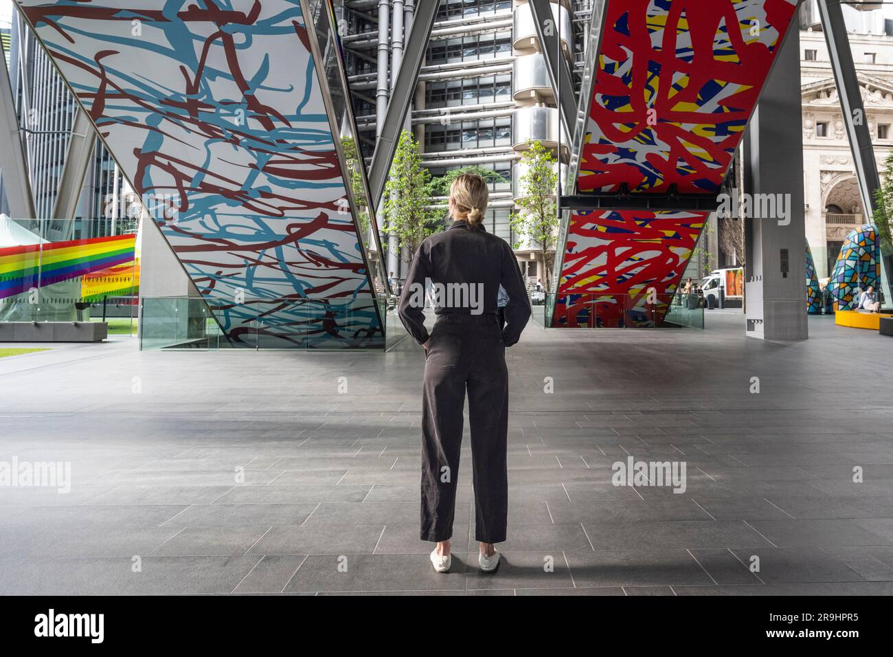 Londres, Royaume-Uni. 27 juin 2023. «Untitled», 2022, par Arturo Herrera est dévoilé lors du lancement de l'édition 12th de Sculpture in the City, une exposition annuelle gratuite en plein air d'œuvres d'art publiques contemporaines dans le Square Mile. 18 œuvres d'art placées à côté de sites célèbres tels que le Gherkin et le Cheesegrater ainsi que de nouveaux espaces historiques avec la région peuvent être vues pendant les 12 prochains mois. Credit: Stephen Chung / Alamy Live News Banque D'Images