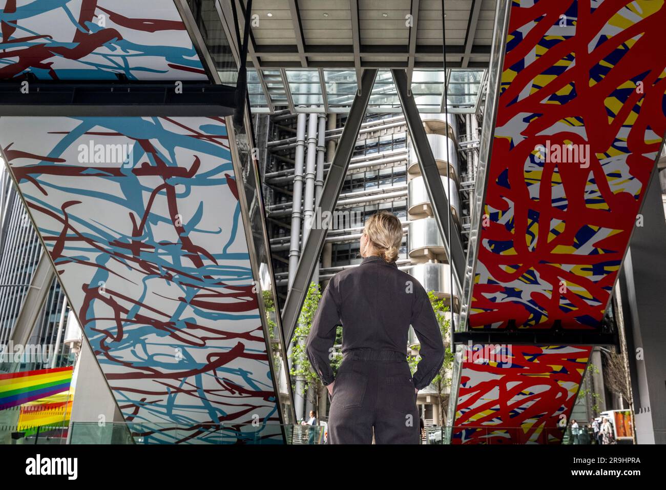 Londres, Royaume-Uni. 27 juin 2023. «Untitled», 2022, par Arturo Herrera est dévoilé lors du lancement de l'édition 12th de Sculpture in the City, une exposition annuelle gratuite en plein air d'œuvres d'art publiques contemporaines dans le Square Mile. 18 œuvres d'art placées à côté de sites célèbres tels que le Gherkin et le Cheesegrater ainsi que de nouveaux espaces historiques avec la région peuvent être vues pendant les 12 prochains mois. Credit: Stephen Chung / Alamy Live News Banque D'Images