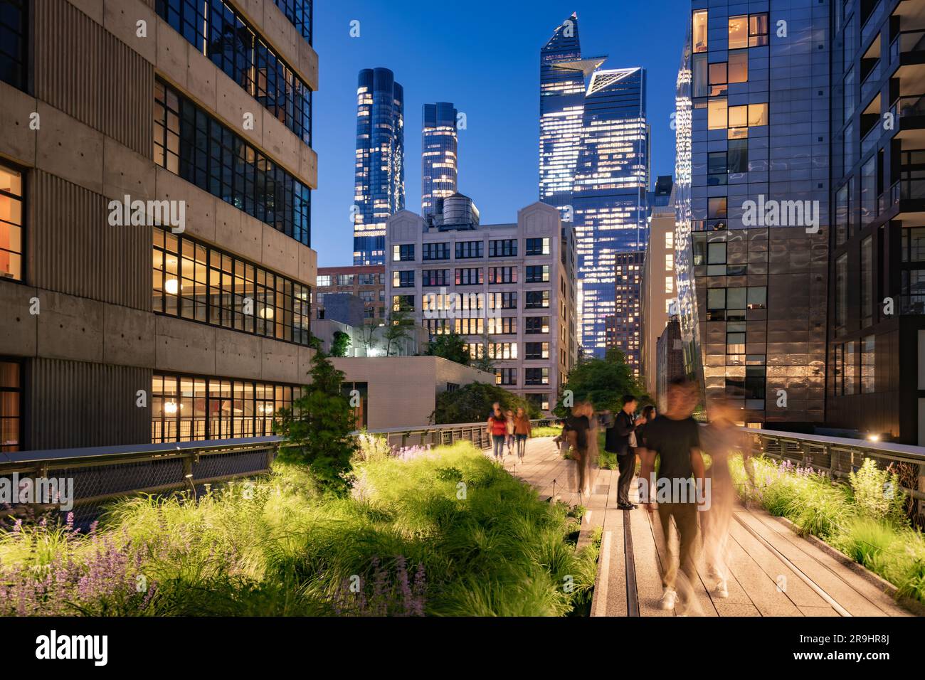 High Line Park Promenade à Chelsea avec vue sur les gratte-ciels de Hudson yards. Soirée d'été à Manhattan, New York Banque D'Images