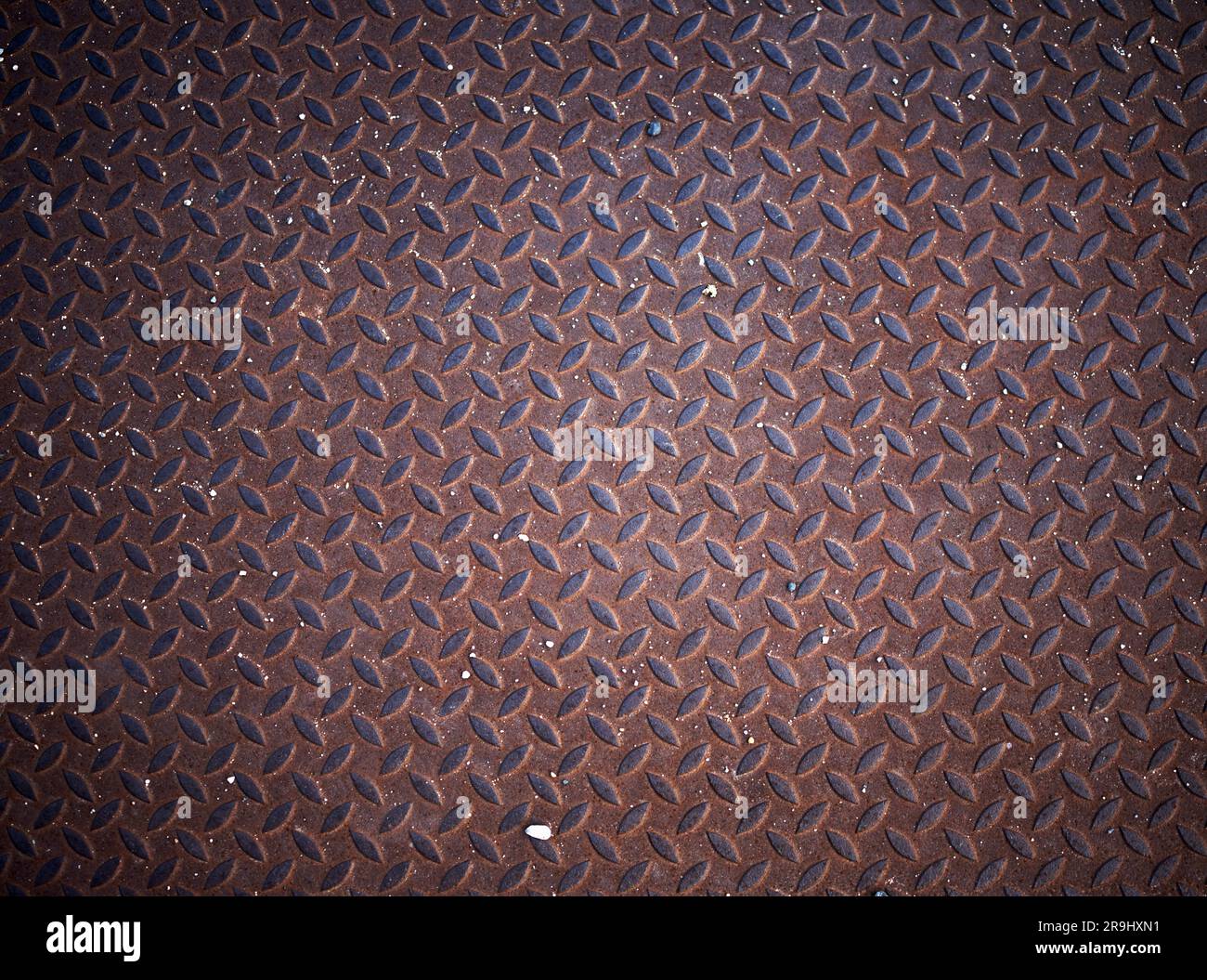 Plaque de plancher en métal avec motif en losange. Fond en métal noir ou surface en acier noir Banque D'Images