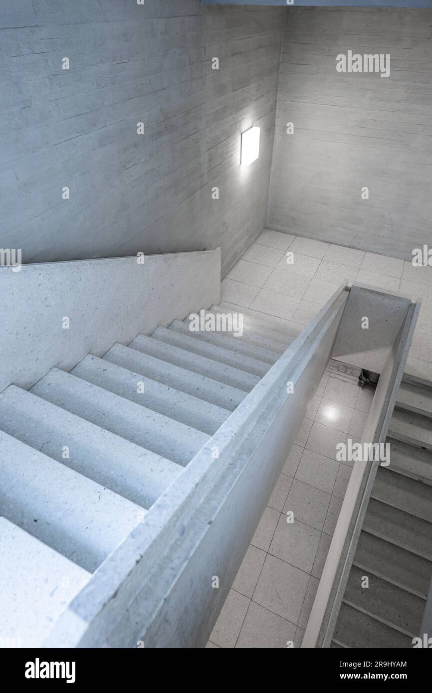 Escaliers en béton dans le couloir d'un bâtiment public vide. Architecture moderne, espace intérieur lumineux, personne. Banque D'Images