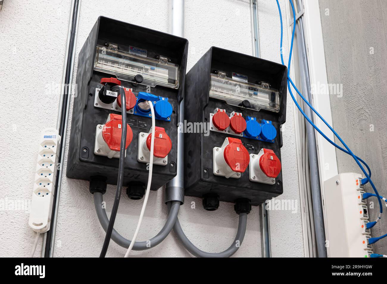 Prise électrique murale industrielle et boîte à fusibles avec fiches et  câbles Photo Stock - Alamy