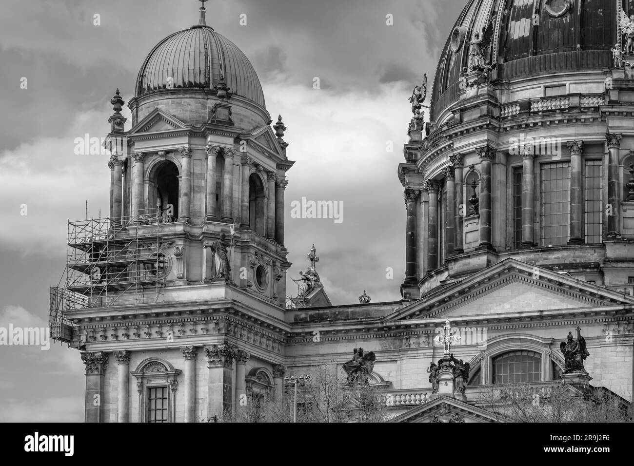 Berlin, Allemagne - 19 avril 2023 : vue sur le Dom Berliner, la cathédrale de Berlin aussi connue sous le nom de paroisse suprême évangélique et collégiale Banque D'Images