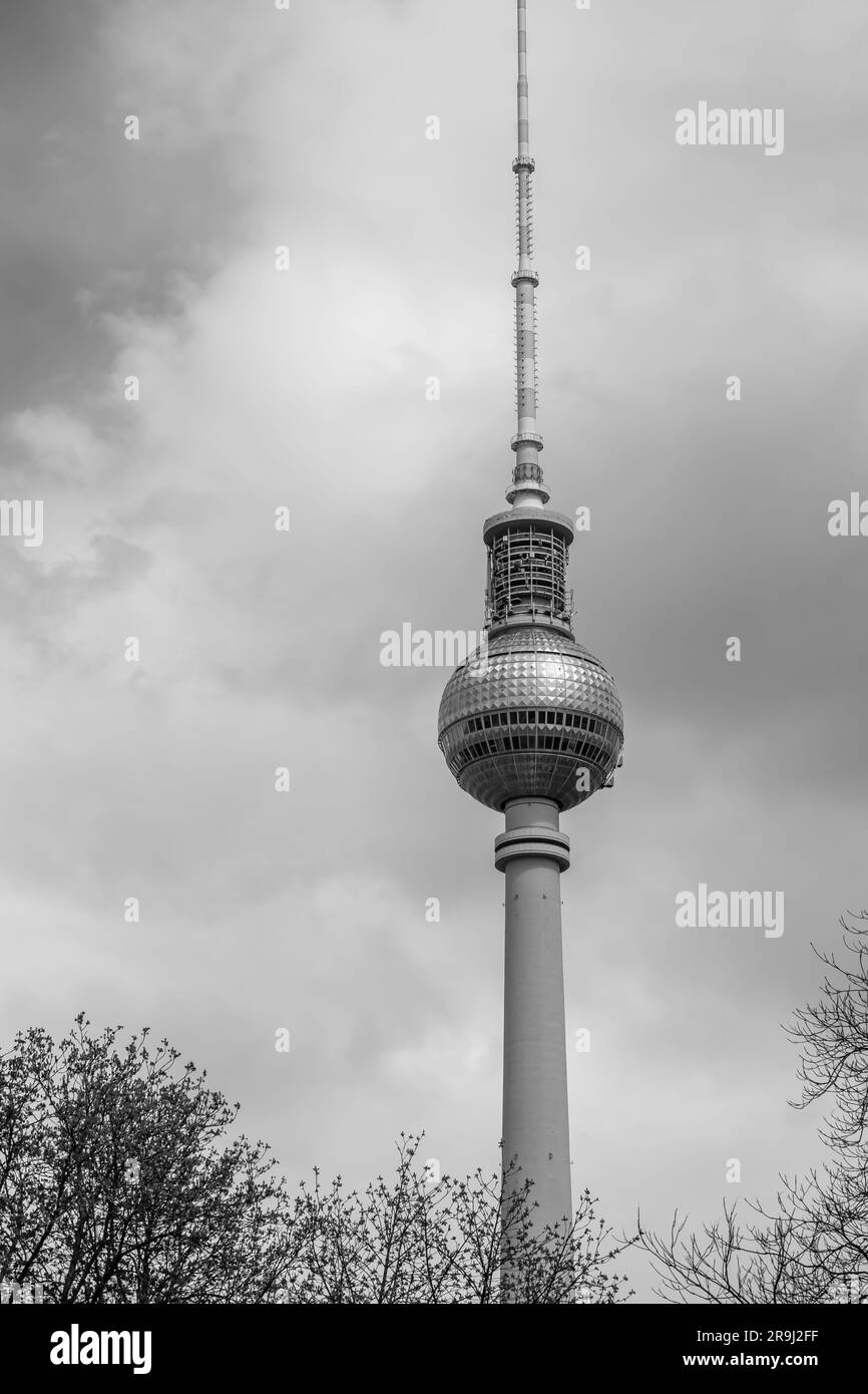 Berlin, Allemagne - 19 avril 2023 : vue de l'impressionnant Fernsehturm, la tour de télévision de Berlin Allemagne en noir et blanc Banque D'Images