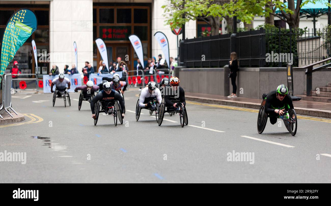 Le groupe de chasse, de la course en fauteuil roulant Men's Elite, passant par Cabot Square, pendant le marathon de Londres 2023 Banque D'Images