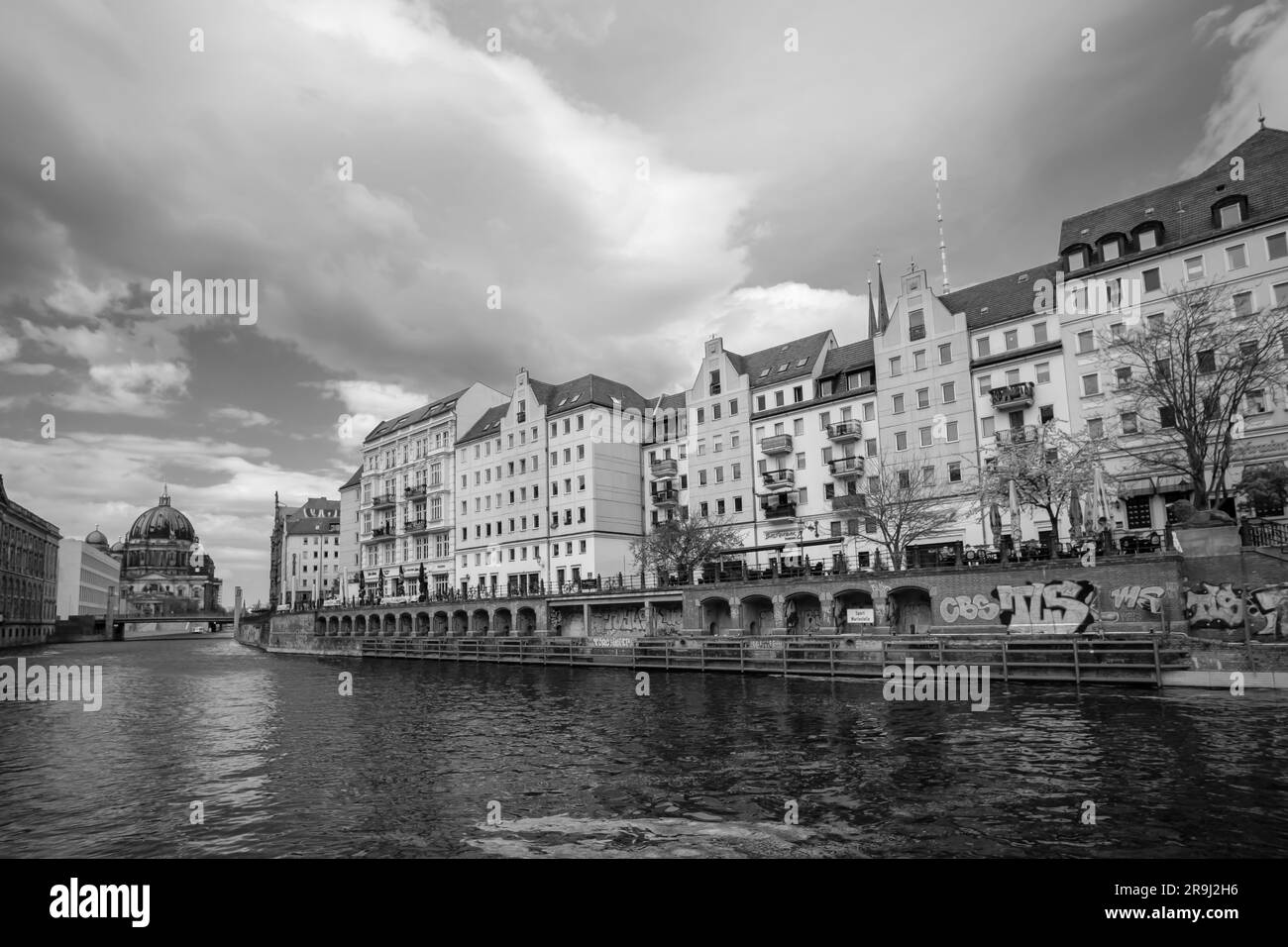 Berlin, Allemagne - 19 avril 2023 : belle vue sur la rivière Spree et les bâtiments résidentiels de Berlin Allemagne Banque D'Images