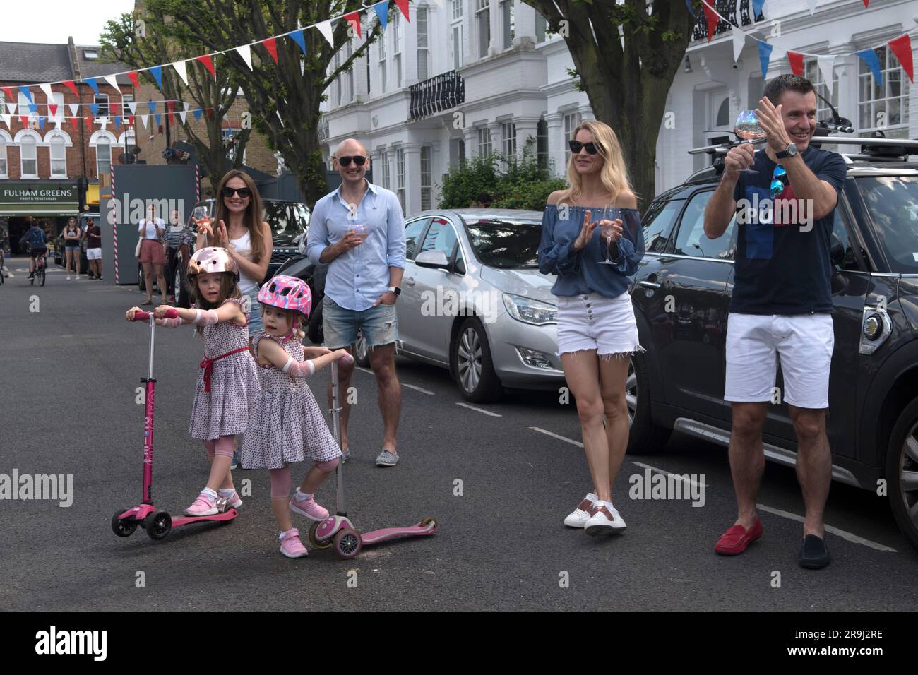 VE jour 75 fête de rue pour célébrer soixante-quinze ans depuis la fin de la deuxième guerre mondiale. Distance sociale observée pendant la pandémie du coronavirus. Fulham, Londres Royaume-Uni 8 mai 2020 HOMER SYKES Banque D'Images