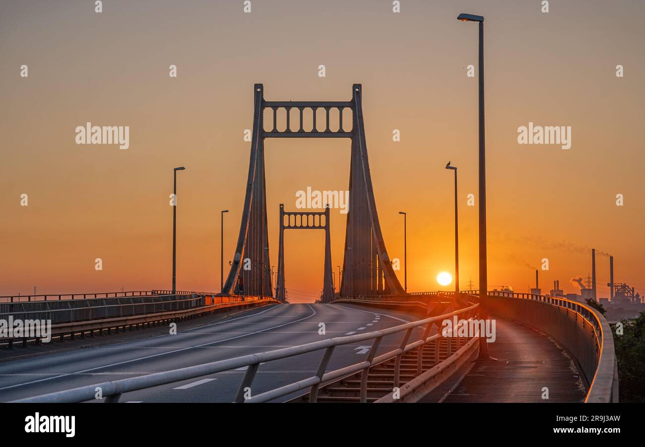 Ancien pont traversant le Rhin au lever du soleil, Krefeld, Rhénanie-du-Nord Westphalie, Allemagne Banque D'Images