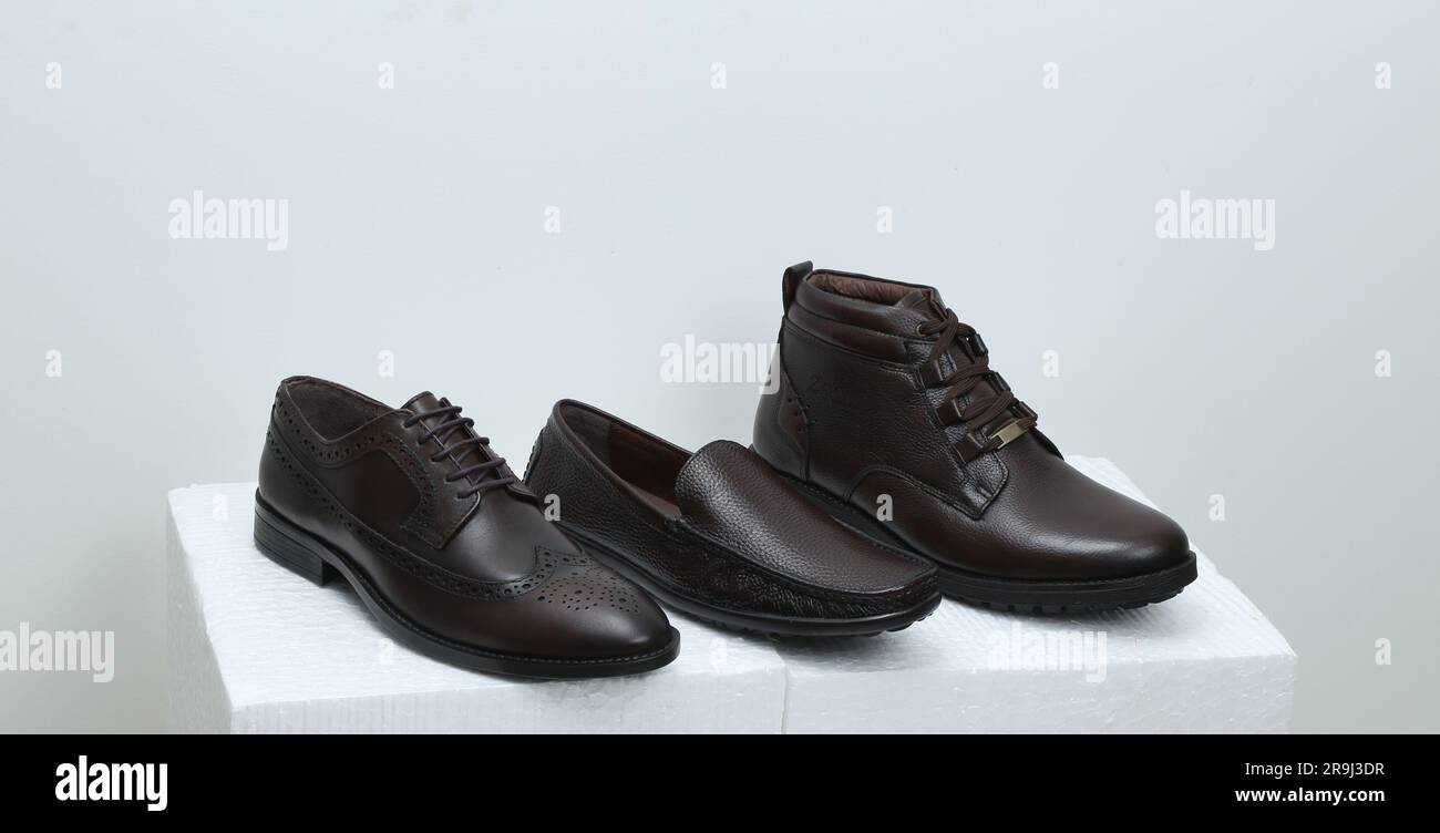 photo de groupe de chaussures en cuir marron foncé classique Banque D'Images