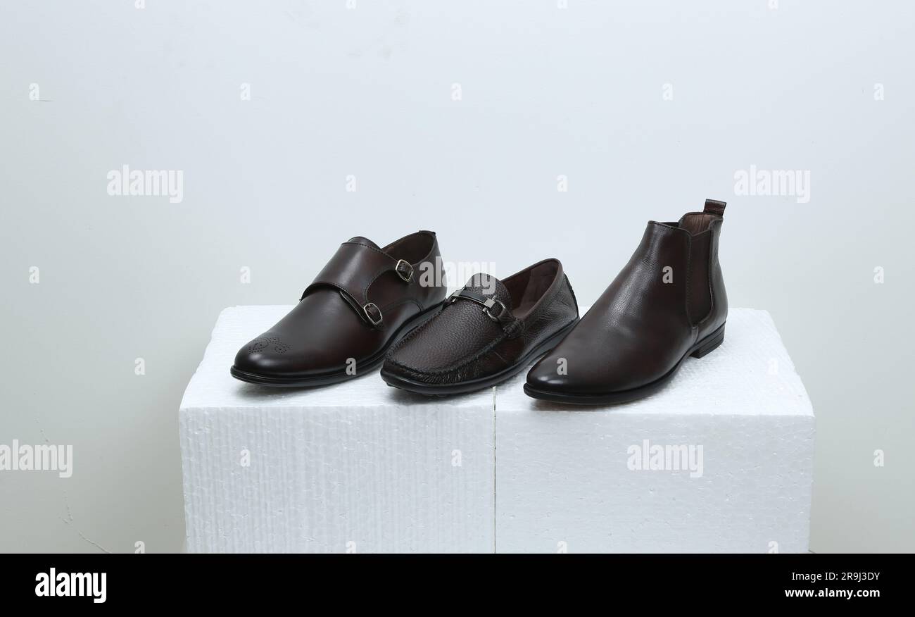 photo de groupe de chaussures en cuir marron foncé classique Banque D'Images