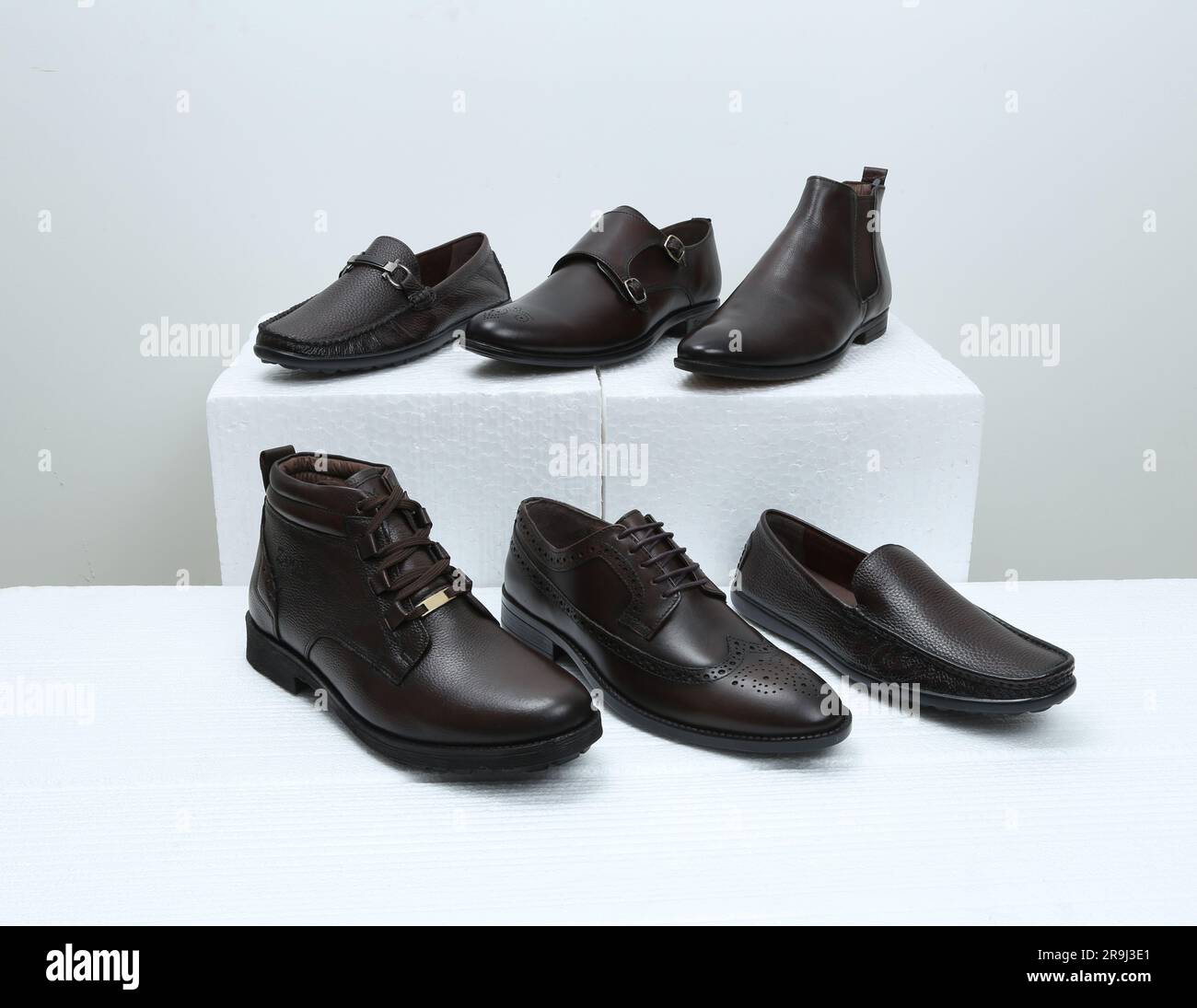 photo de groupe de chaussures en cuir marron foncé classique Banque D'Images