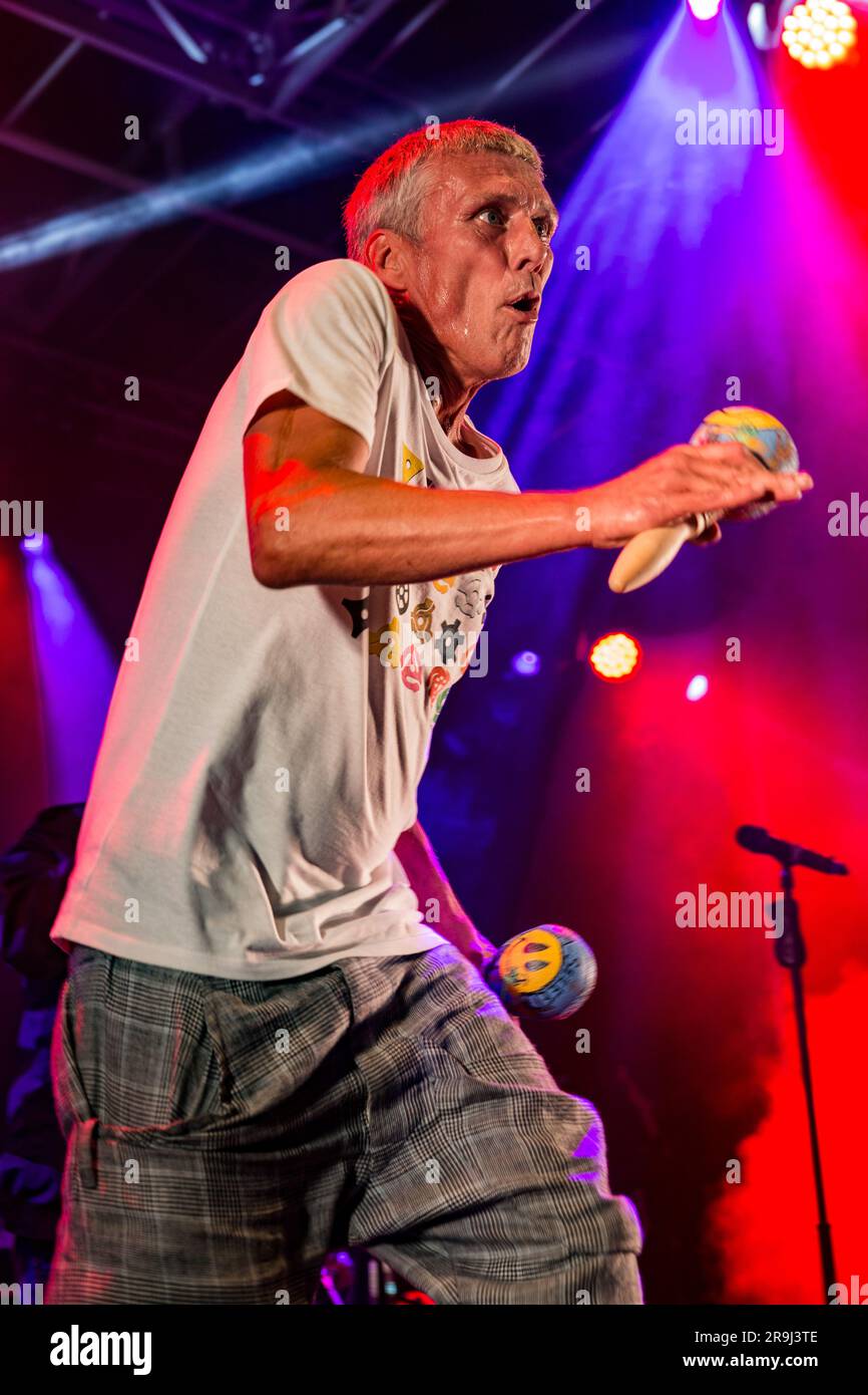 Bez des Happy Mondays jouant à Hastings Pier Weekender Banque D'Images