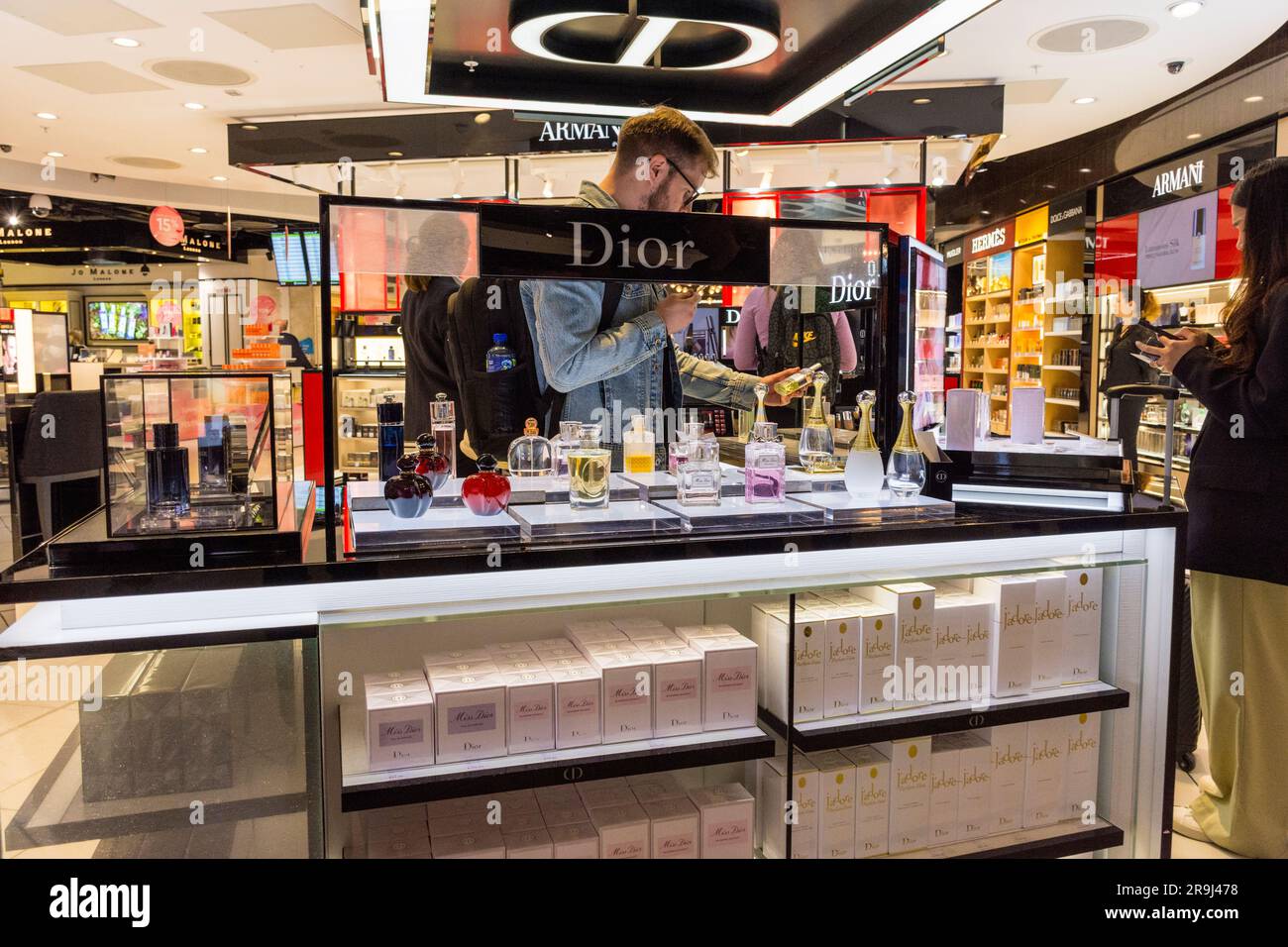 Les clients regardent les parfums, après-rasage dans le magasin hors taxes de l'aéroport de Dublin. Irlande. Banque D'Images