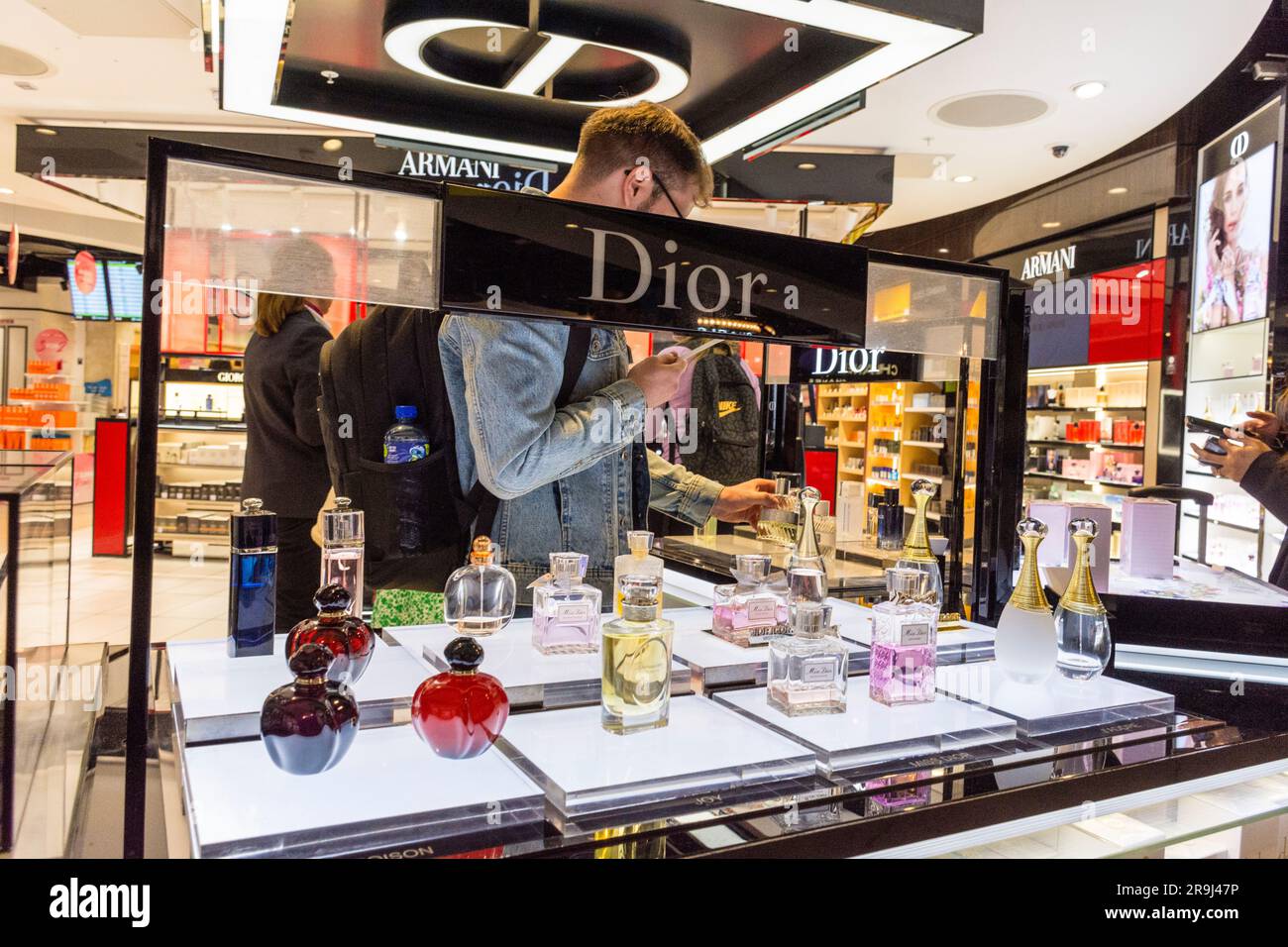 Duty free airport perfume Banque de photographies et d'images à haute  résolution - Alamy