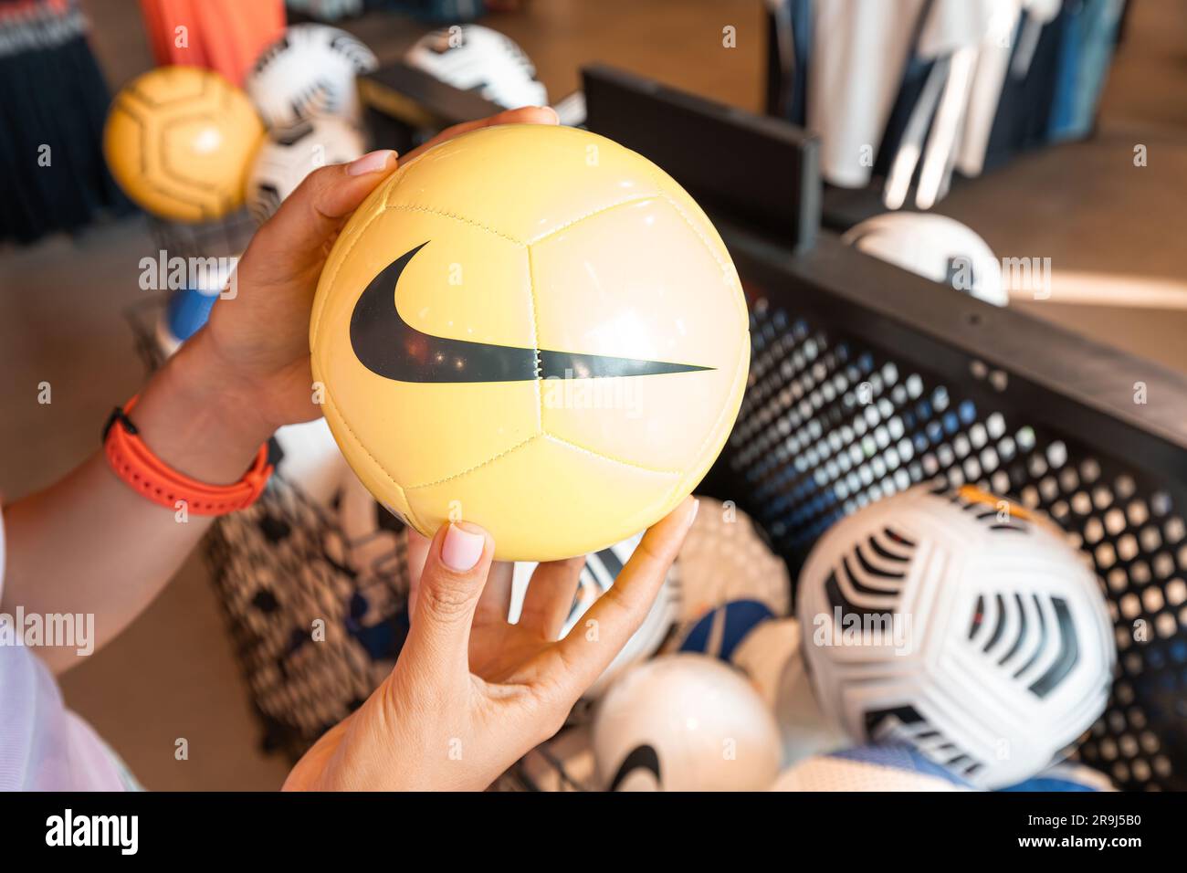 17 août 2022, Antalya, Turquie : une femme choisit Nike sport ball pour le football ou le football dans un magasin de fitness Banque D'Images