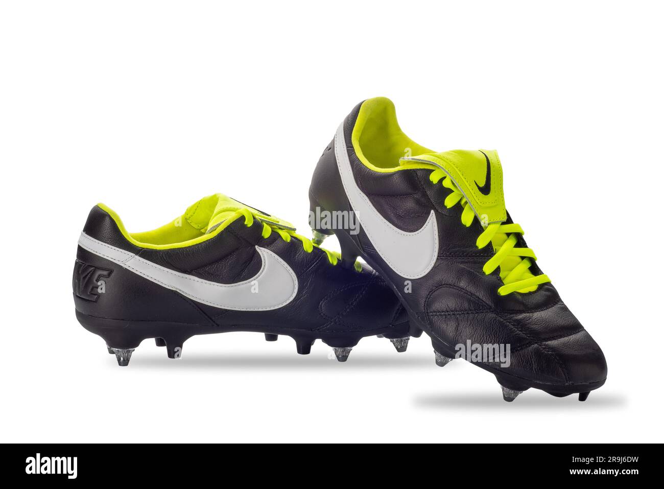 Italie - 23 juin 2023 : chaussures DE football NIKE Premiere II SG-PRO AC, noires avec lacets verts et avec logo blanc, isolées sur du blanc Banque D'Images