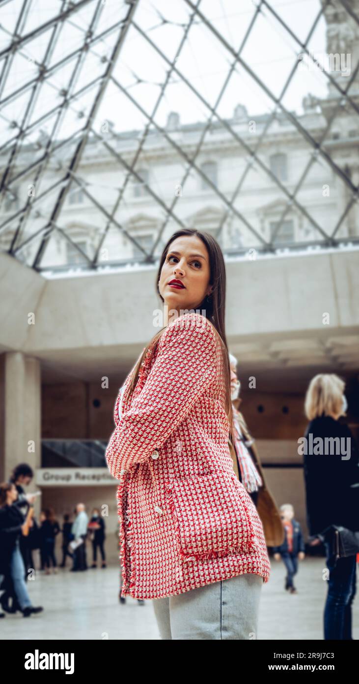 Une jeune femme debout devant un mur Uni portant un ensemble élégant Banque D'Images