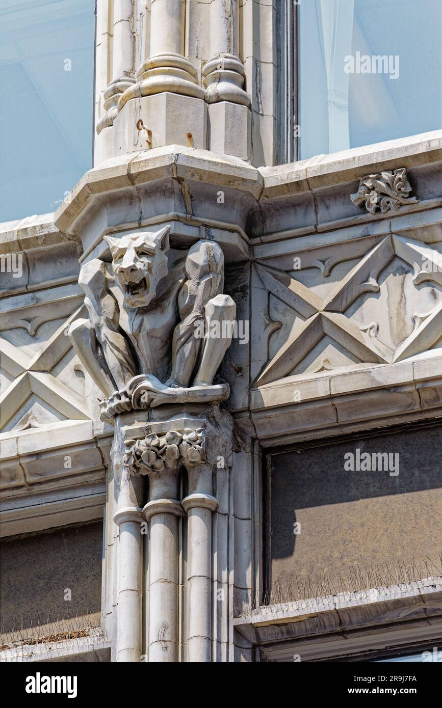 Terra cotta au-dessus du deuxième étage du Washington Street Building, l'ancien Gilchrist Department Store de Boston. Banque D'Images