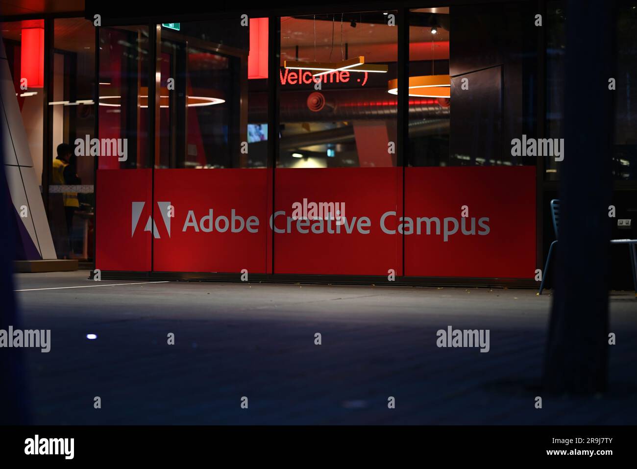 Enseigne Adobe Creative Campus rouge et blanche à l'université RMIT ...