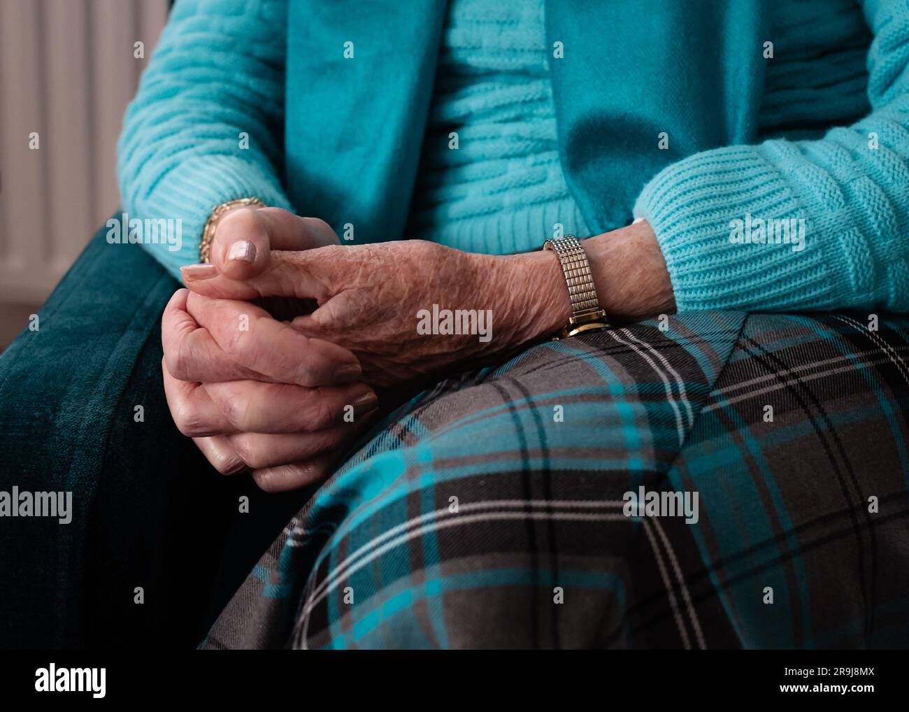 Gros plan d'une personne âgée qui se claque les mains. Banque D'Images