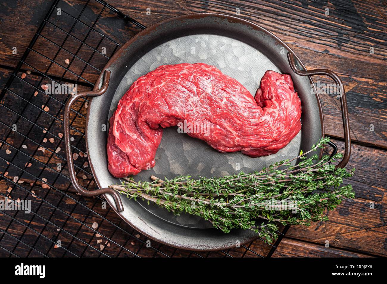 Steak de viande de bœuf à la machette non cuite, steak de jupe. Arrière-plan en bois. Vue de dessus. Banque D'Images