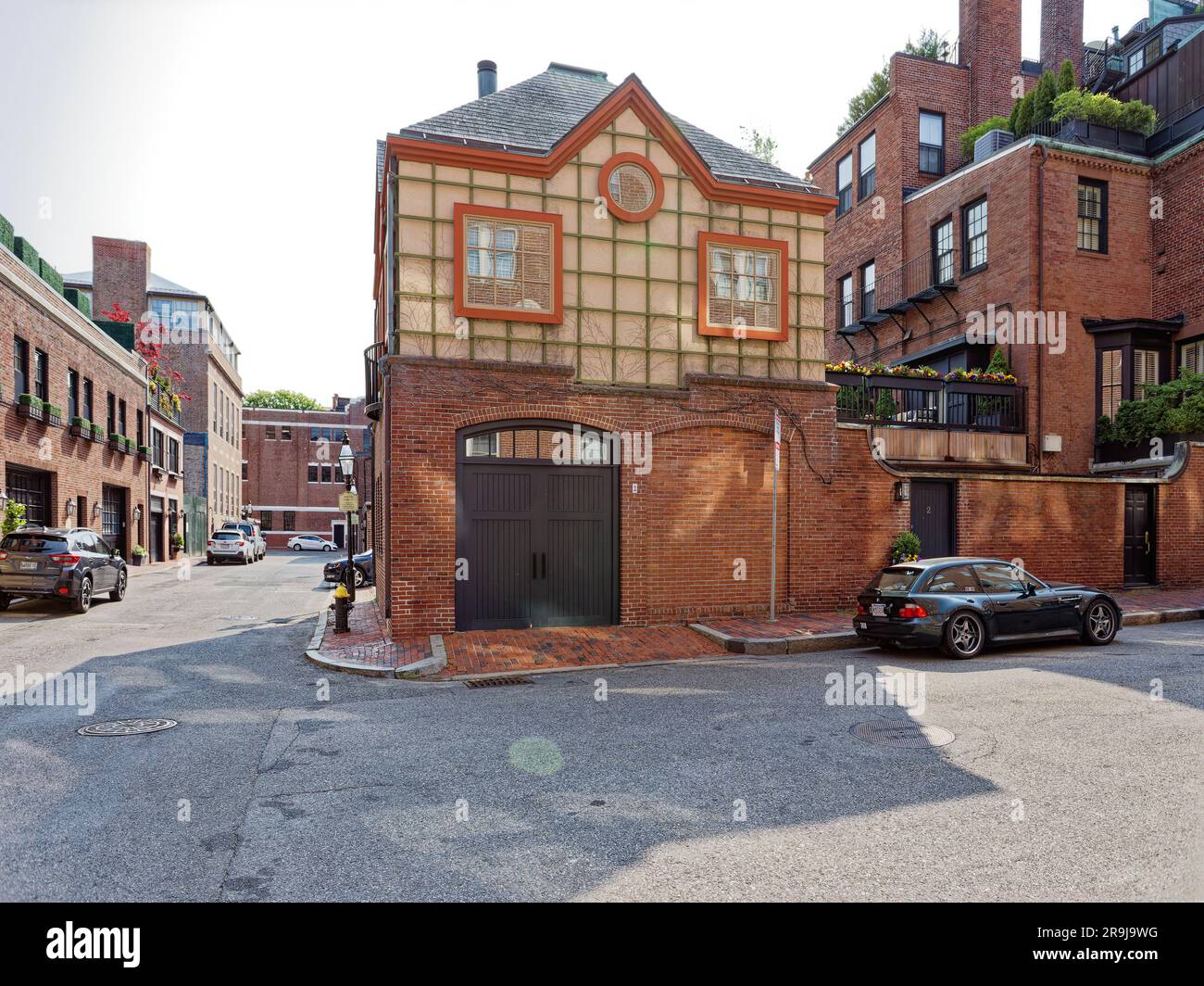 Le treillis vert et la fenêtre rouge entourent le flotteur sur les murs en stuc de la maison Deutsch, 2 Beaver Street, une écurie convertie en résidence au-dessus d'un garage. Banque D'Images