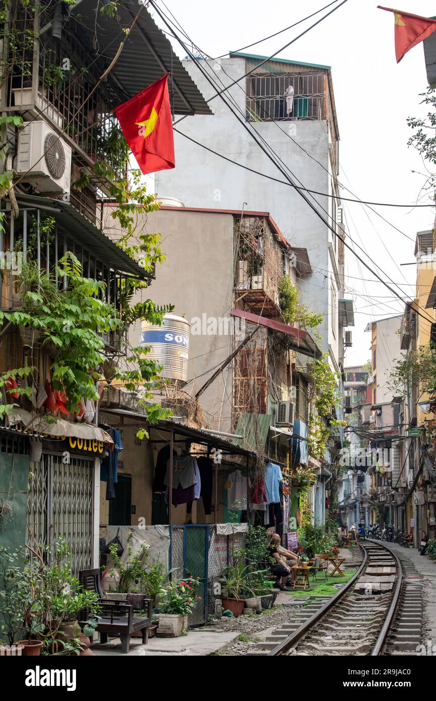 Hanoï, Vietnam-avril 2023 ; vue à angle bas sur les voies de chemin de fer sur la célèbre ligne à travers le centre de la ville quartier résidentiel près de la proximité de ho Banque D'Images