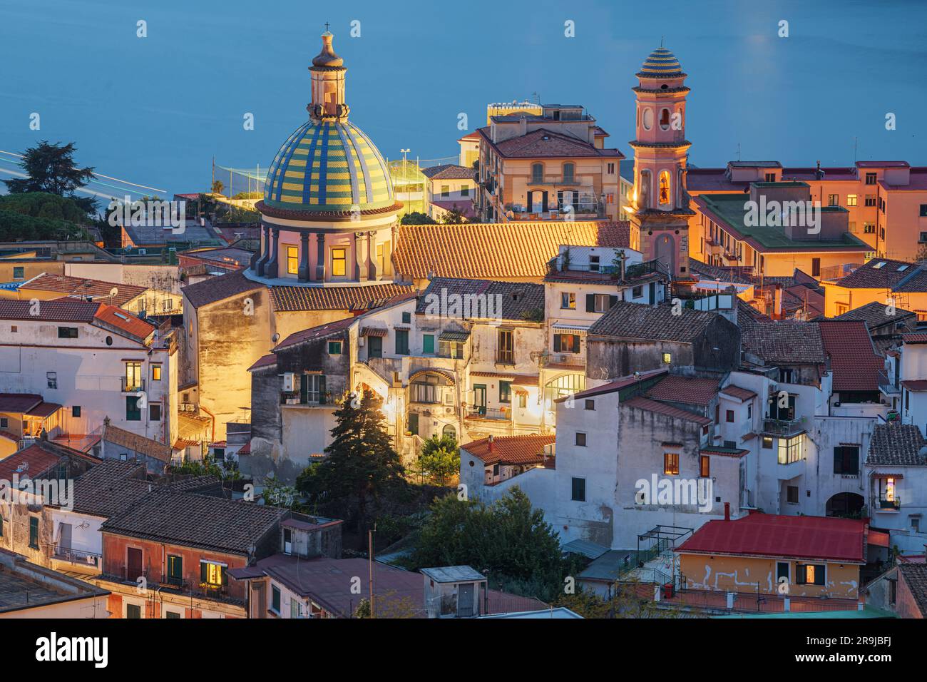 Vietri Sul Mare, ville italienne sur la côte amalfitaine au crépuscule. Banque D'Images