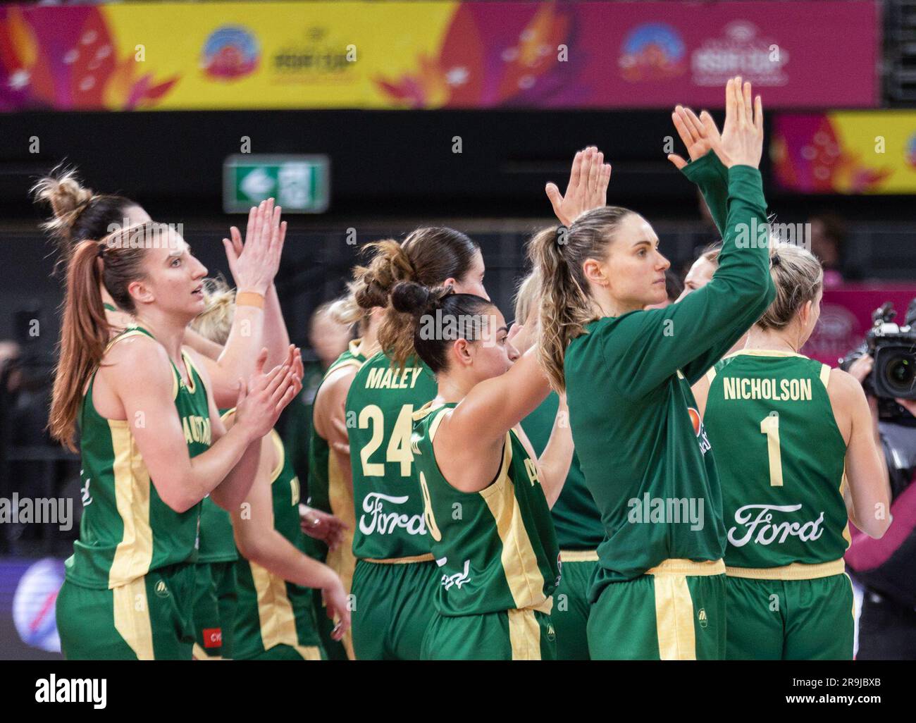 Sydney, Australie. 27th juin 2023. Les joueurs d'Australie accueillent des spectateurs après avoir remporté le match du groupe B contre le Taipei chinois lors de la coupe d'Asie féminine 2023 de la FIBA à Sydney, en Australie, au 27 juin 2023. Credit: Hu Jingchen/Xinhua/Alay Live News Banque D'Images