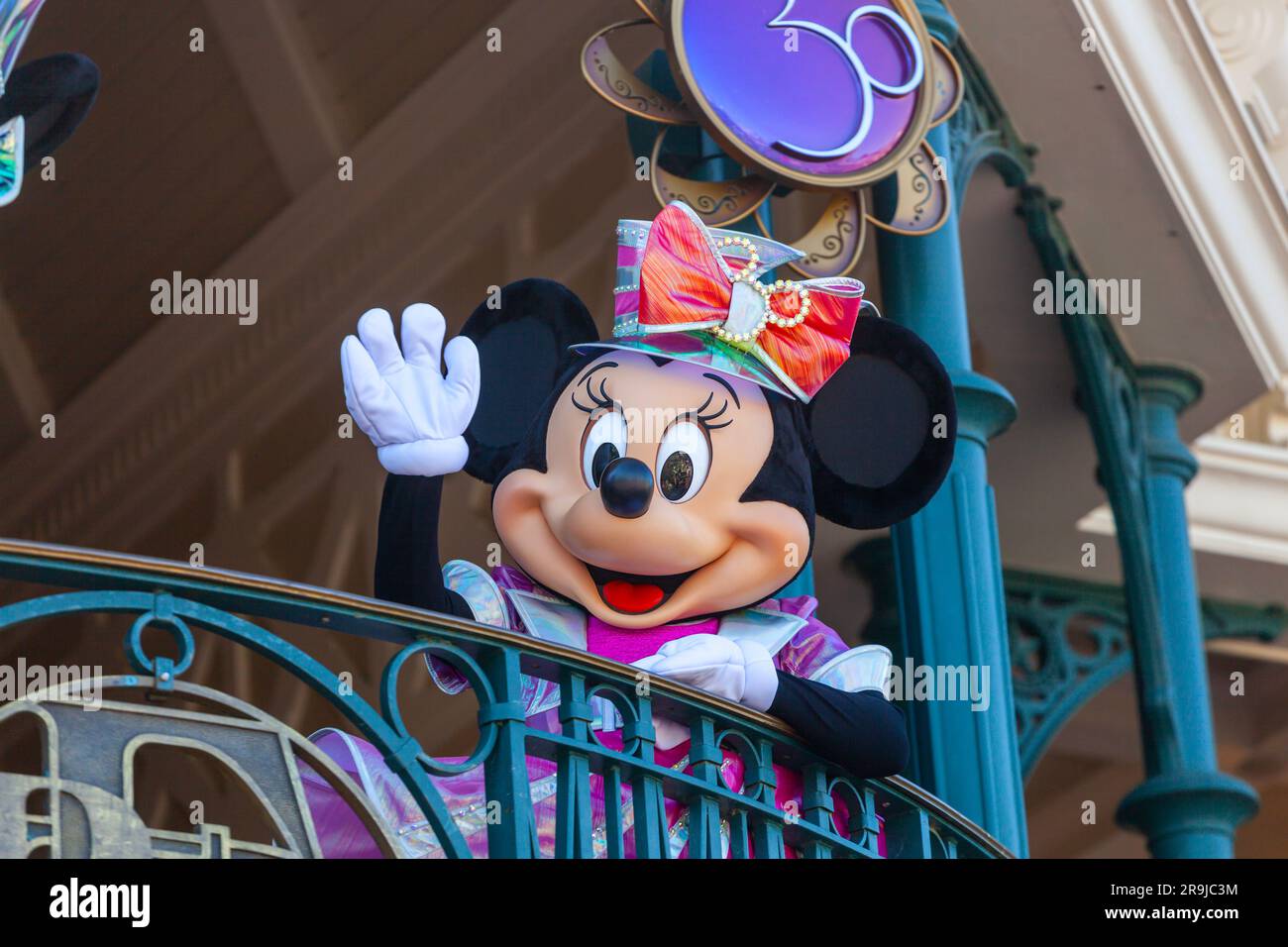 Paris, France - 02 juin 2023 : à l'occasion du 30th anniversaire de Disneyland Paris, Minnie Mouse accueille les touristes à l'entrée. Banque D'Images