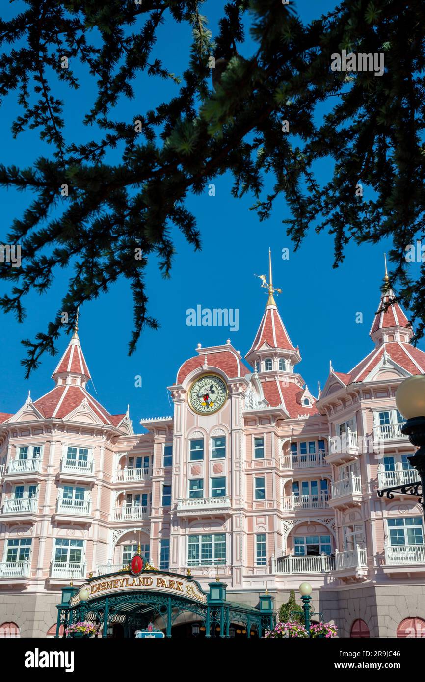 Paris, France - 02 juin 2023: Hôtel Disneyland, il est situé à l'entrée de Disneyland Paris, également appelé Eurodisney à Paris. Banque D'Images