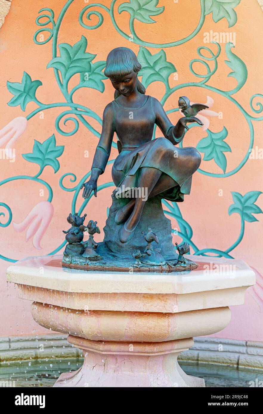 Paris, France - 02 juin 2023 : statue de Cendrillon dans Une fontaine Disneyland Paris Marne-la-Vallée Chessy. Banque D'Images