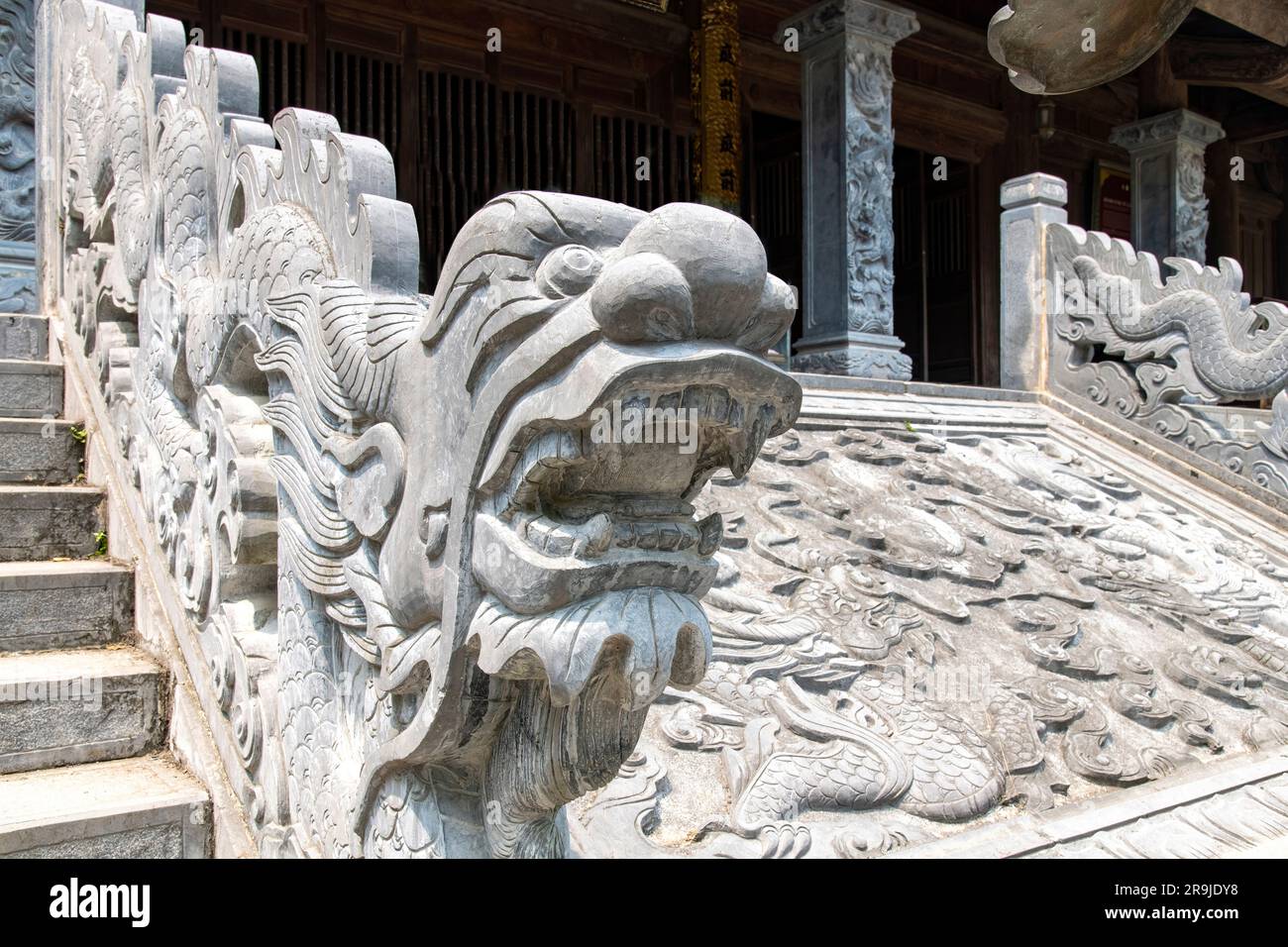Vue à angle bas des escaliers et sculpture dragon du temple de Suoi Tien dans le delta de la rivière Rouge de Ninh Binh, Vietnam près de Trang an (baie d'Halong sur terre) Banque D'Images