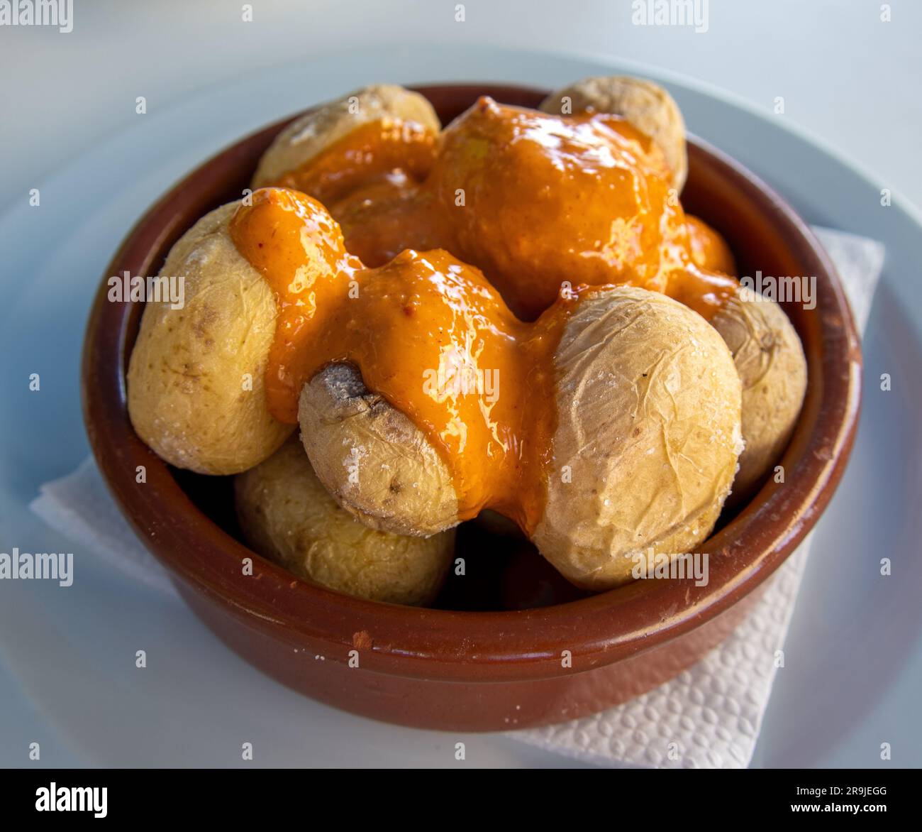 Papas arrugadas con mojo picón, plato típico de la comida canaria, Gran Canaria, España Banque D'Images