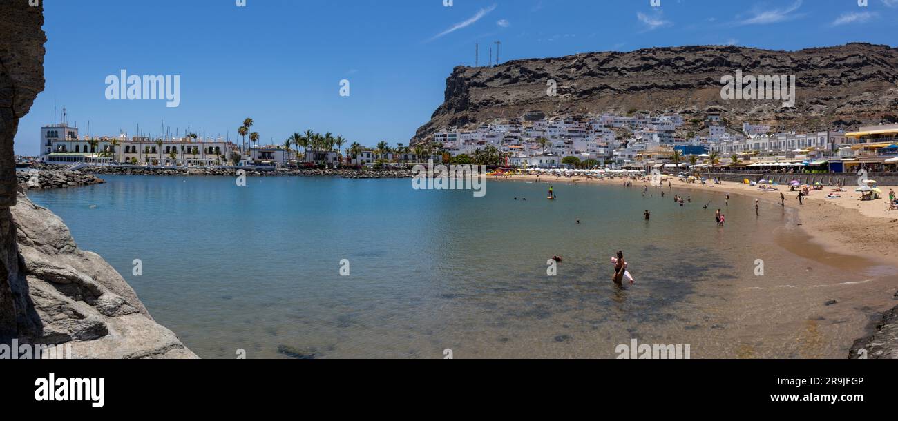 Plage à Puerto de Mogán, une combinaison parfaite entre des eaux toujours calmes, du sable fin et l'un des meilleurs climats du monde. Gran Canaria, Espagne Banque D'Images