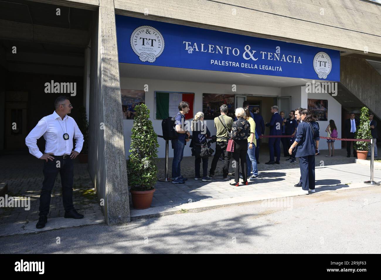 Lido Di Ostia, Italie. 27th juin 2023. Au cours de la cérémonie de remise de la légalité Gym et reçoit symboliquement du Ministre de l'intérieur Matteo Piantedosi les clés de la propriété confisquée du crime organisé, 27 juin 2023, Lido di Ostia, Italie. Crédit : Live Media Publishing Group/Alay Live News Banque D'Images