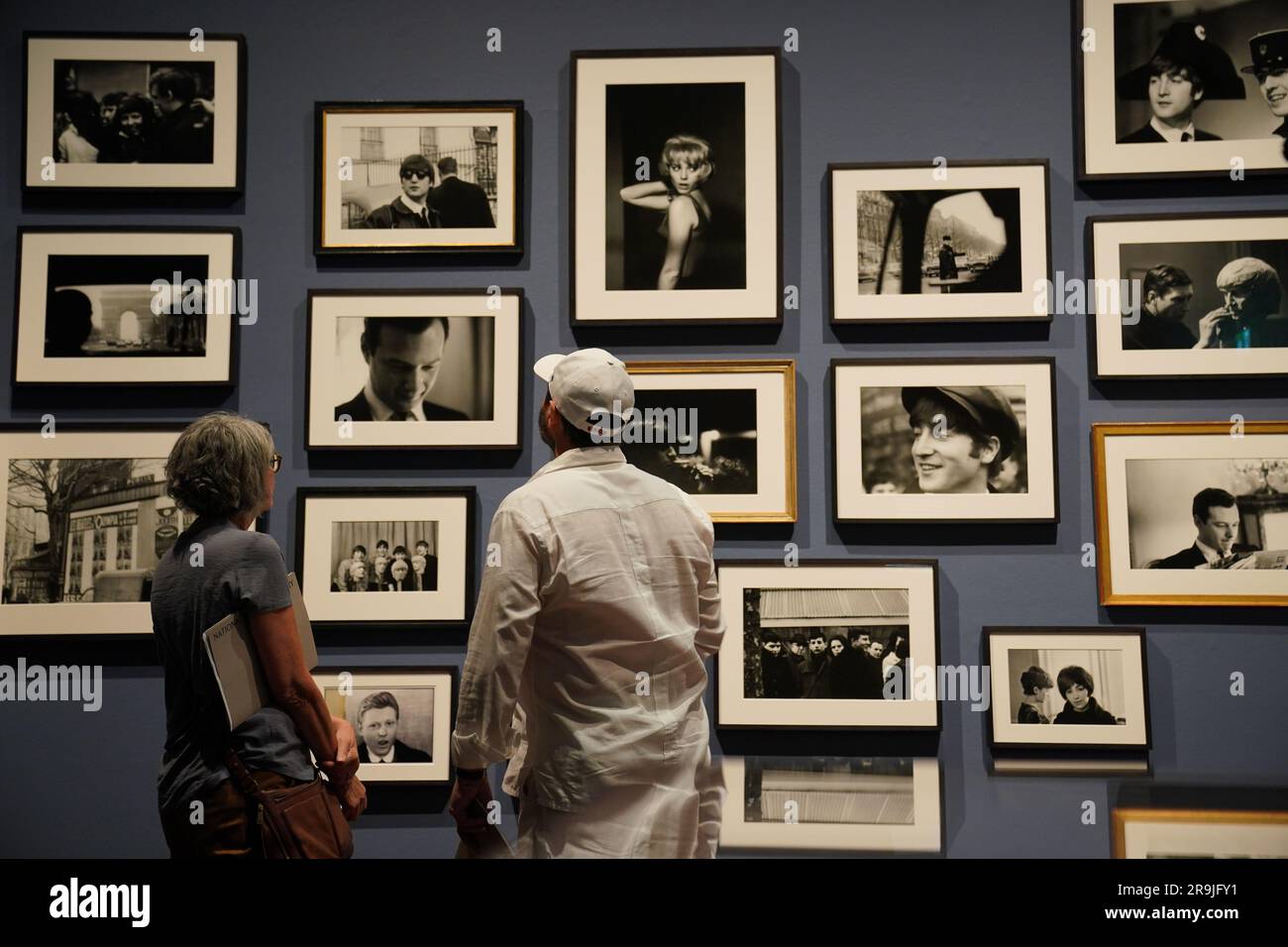 Les gens sous la vue de la presse de la nouvelle exposition Sir Paul McCartney 'Photographs 1963-64: Eyes of the Storm', au National Portrait Gallery de Londres, montrant plus de 200 photographies invisibles de ses archives personnelles, documentant l'année où les Beatles ont fait leur premier voyage à conquérir l'Amérique. Date de la photo: Mardi 27 juin 2023. Banque D'Images