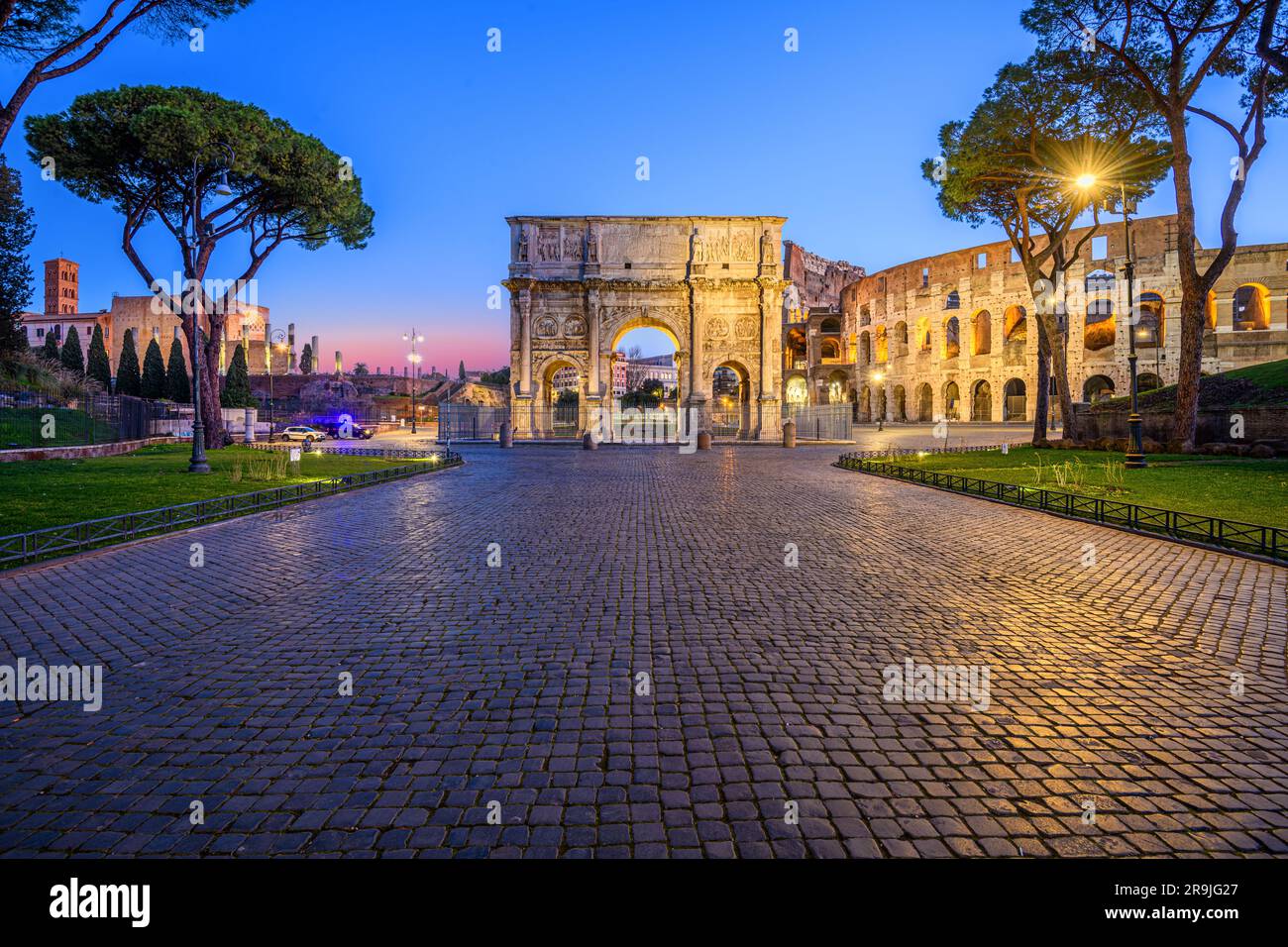 Rome, Italie à l'Arc de Constantine et le Colisée au crépuscule. Banque D'Images