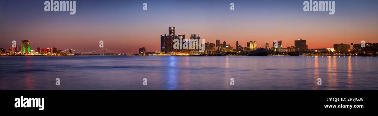 Skyline de Detroit - vue panoramique du centre-ville à Dusk, Michigan, États-Unis. Vue nocturne sur les gratte-ciel de Motor City Detroit et de la tour GM Banque D'Images