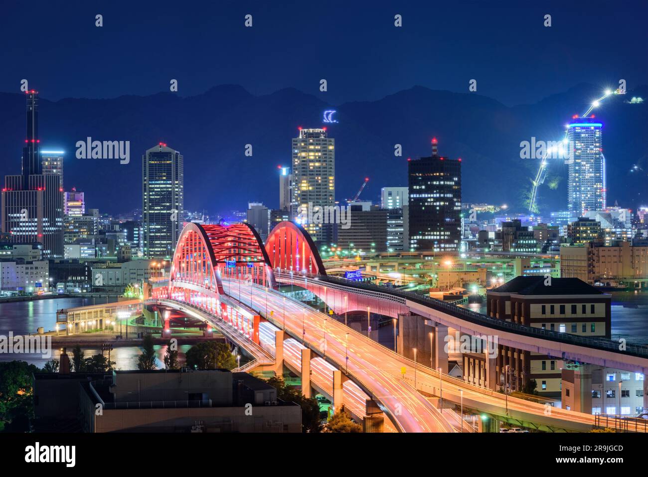 Kobe, Japon, paysage urbain avec le pont Kobe Ohashi la nuit. Banque D'Images
