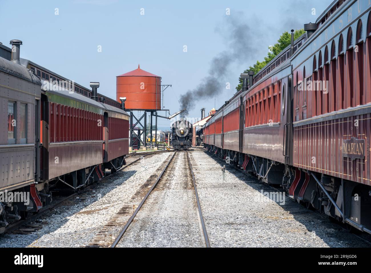 Vue panoramique sur le chemin de fer de Strassburg avec une sélection de trains d'époque en premier plan Banque D'Images