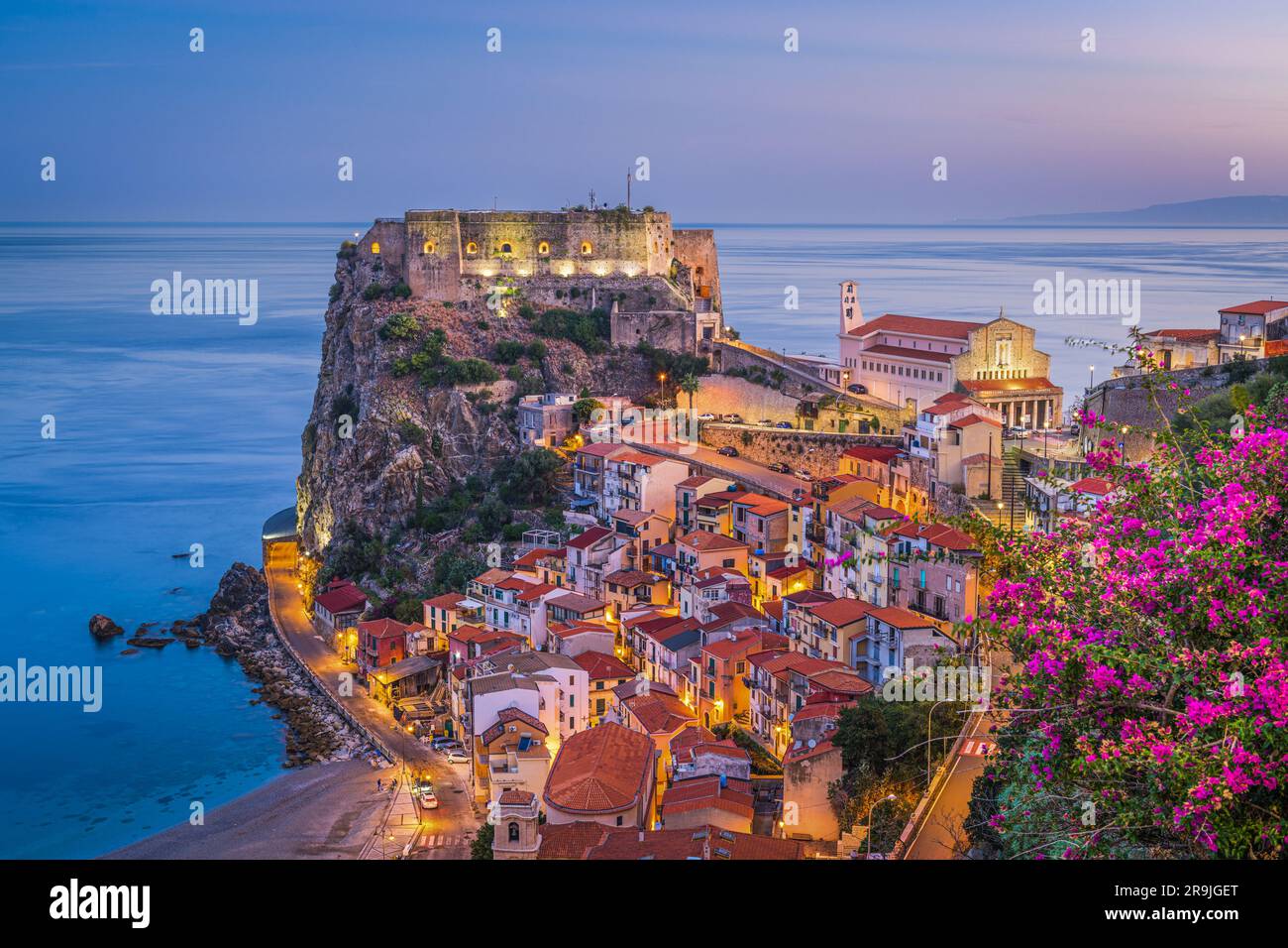 Scilla, Italie sur la côte méditerranéenne au crépuscule avec des fleurs saisonnières. Banque D'Images