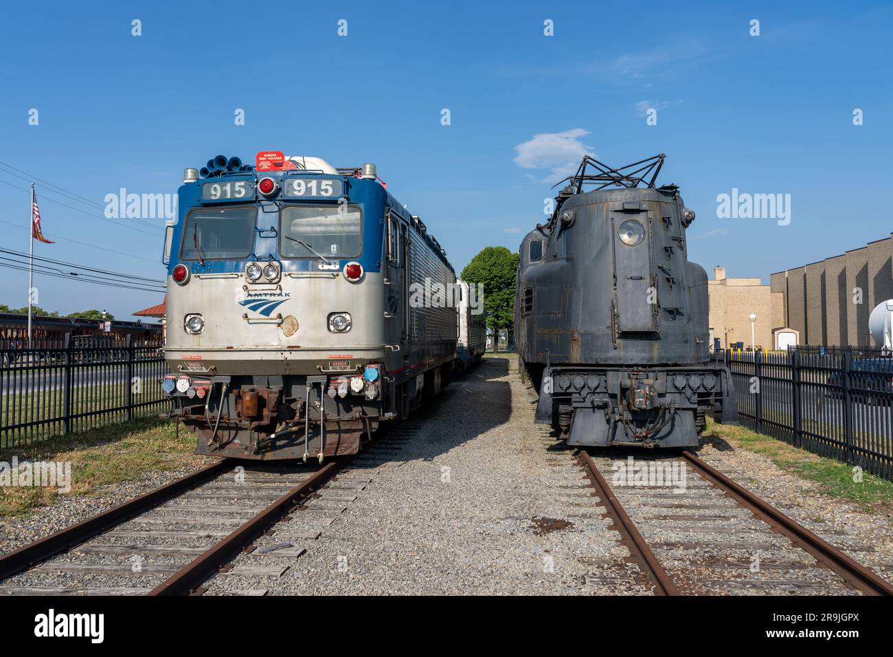Vue panoramique sur le chemin de fer de Strassburg avec une sélection de trains d'époque en premier plan Banque D'Images